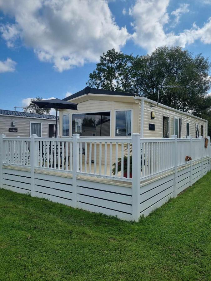 Eden Breaks, Mallard Lake Hotel Cirencester Exterior photo